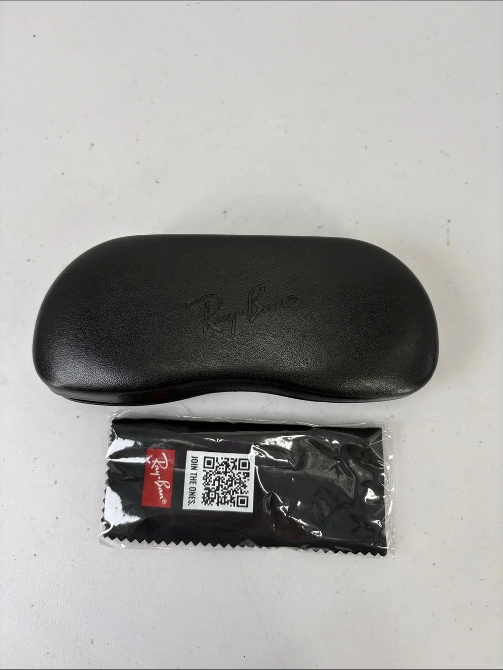 👜 Ray-Ban Black Hard Shell Glasses Case with Branded Cleaning Cloth